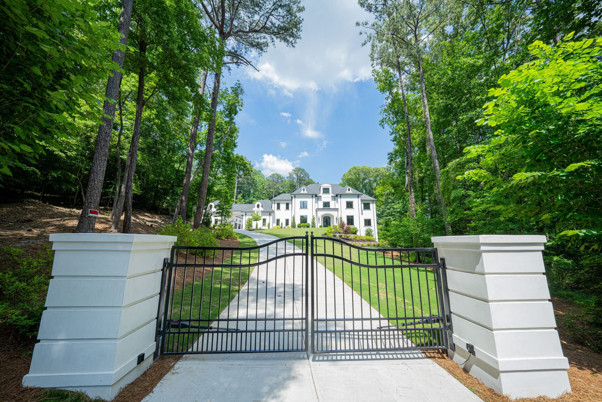 5211 Powers Ferry Road, photo 1